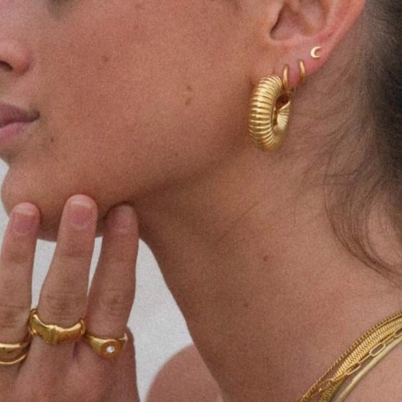 🔵𝟲𝟱%𝗢𝗙𝗙 𝗯𝘂𝗻𝗱𝗹𝗲𝘀 𝟯+🔵 NEW Ribbed Chunky Acrylic Hoop Earrings - Picture 8 of 11